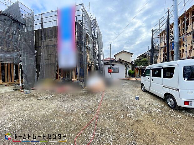 【駐車場】３号棟
木のぬくもりが感じられる優しい色合いの外観は、街並みに自然と溶け込み、訪れる人の心をほっと和ませます。家族の時間がより豊かに、穏やかに流れる住まいです。