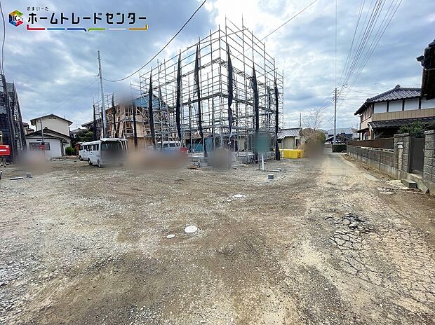 【前面道路含む現地写真】４号棟
車通りが少なく騒音が少ないため、静かで落ち着いた暮らしができるでしょう！高齢者やお子様も安心して歩ける安全な環境は暮らしやすく、長く住み続けられる環境です！
