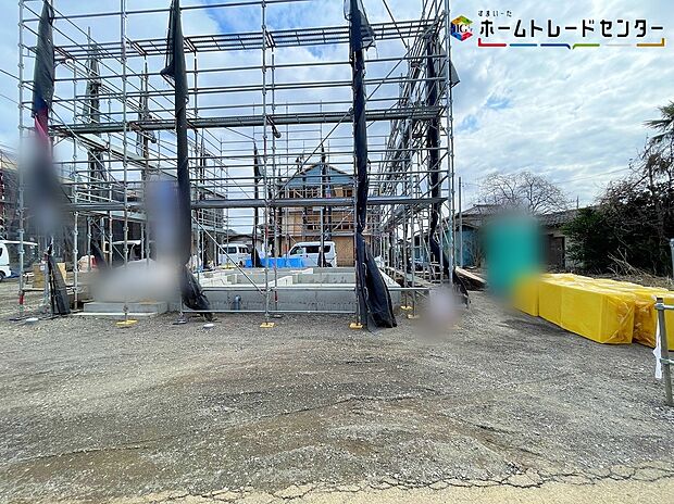 【 駐車場】５号棟
駐車場２台可能な戸建ては、夫婦で車を所有しているご家庭や、来客時にも安心の広さ。趣味のバイクや自転車もゆったり置けて、ガレージライフが充実します。
