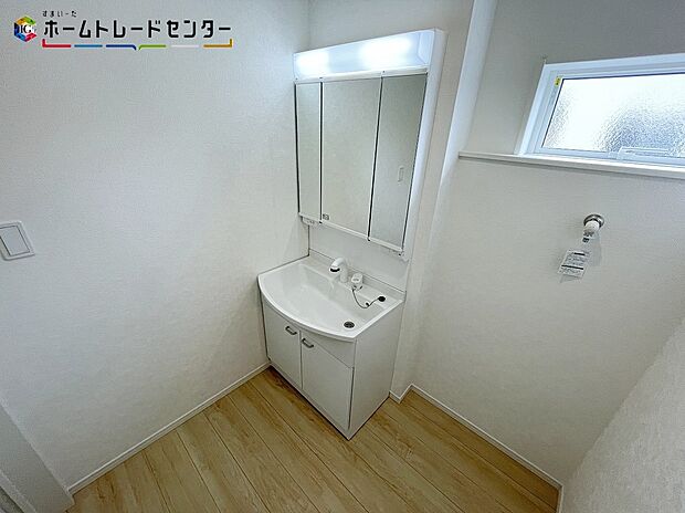 【洗面所】4号棟
白を基調とした爽やかな洗面所！清潔感のある快適空間です。毎日の身支度も気持ち良くお使い頂けます。女性にはうれしい３面鏡化粧台！三方から姿をチェック！デザインと機能性両方を重視できます！