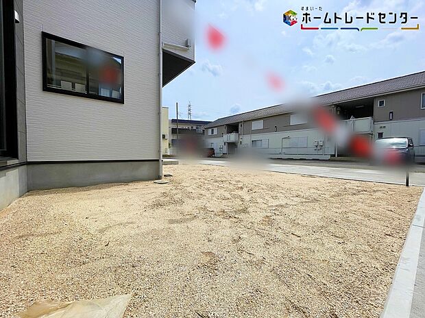 【庭】陽光たっぷり降りそそぐ南庭を備えた理想のお住まいです。お子様の遊び場や趣味のガーデニングなど、ライフスタイルに合わせていろいろとお楽しみ頂けそうです。