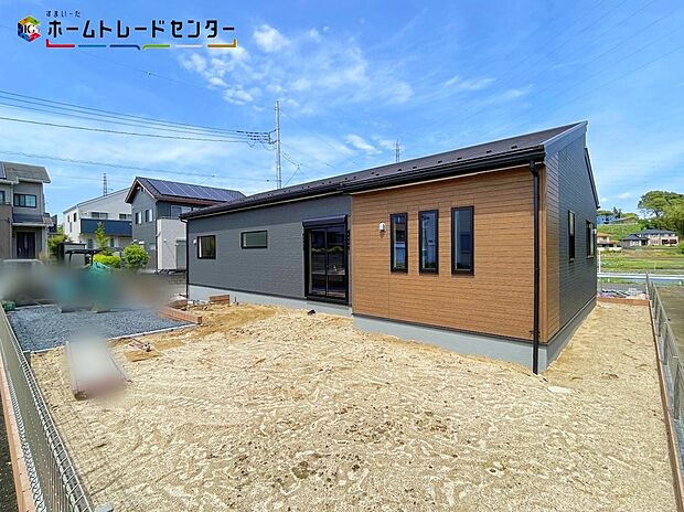 【現地外観写真】２号棟
一戸建ての大きなメリットは、「自分の土地」を自由に使えること。好きなペットが飼えるほか、ガーデニングやＤＩＹ、車の手入れなど様々な趣味を楽しめます♪