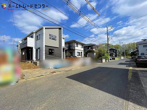 【前面道路含む現地写真】平日・お仕事帰りなど、いつでもご案内致します！お気軽にお問い合わせ下さい♪お待ちしております。自然光に包まれたあふれる陽光の輝き、子どもたちの笑顔も光り輝いて見えますね♪