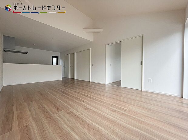 【リビング】大きな南窓から暖かな光がたっぷり差し込むリビングです。ご家族の憩いの場ですね。明るい色味の床材はどんなスタイルにも合わせやすいデザインです♪明るいリビングで家族団らんの時間を楽しみましょう！！