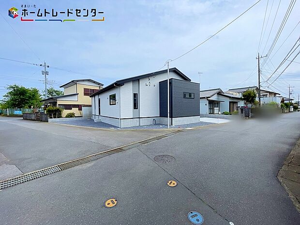 【前面道路含む現地写真】○嬉しい設備仕様
システムキッチン、浴室乾燥機、ウォークインクローゼット、床下収納、TVモニター付インターホン、24時間換気システム、シューズインクローク、駐車場３台（車種による）！
