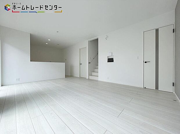 【リビングルーム】やわらかな光が包み込む、家族が集まるリビング♪広がりのある住空間、洗練されたデザイン、豊かな収納スペース。それらが日常をより快適に、より心地よいものにしてくれます。明るく開放感あふれる空間です♪