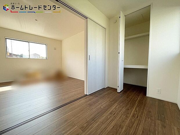 【リビング以外の居室】リビング隣のお部屋は、お子様の遊び場やお昼寝スペースとしてなど、開放し広々とお使い頂けます。突然の来客時には戸を閉めてリビングの荷物をサッと移動して視線を遮る事も可能です。慌てずに済みますね！