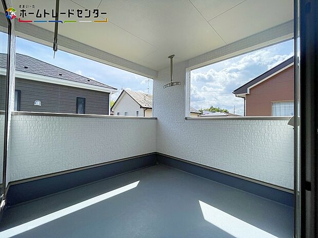 【バルコニー】家族分の洗濯物やお布団が一気に干せます！重労働ですし、お天気にも左右される家事ですが快適でスムーズに行えるよう、動きやすい広さを確保しております！室内空間と外空間の中間のような雰囲気が得られます！