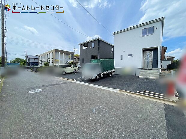 【前面道路含む現地写真】嬉しい仕様がたくさん！
システムキッチン、浴室乾燥機、床下収納、防犯カメラ、TVモニター付きインターホン、人感センサー付玄関灯、全居室ペアガラス、駐車２台可（車種による）♪