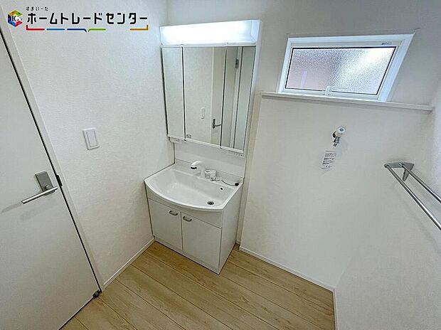【洗面台・洗面所】白を基調とした爽やかなサニタリースペースです。清潔感のある快適空間です。毎日の身支度も気持ち良くお使い頂けます。女性にはうれしい3面鏡化粧台!三方から姿をチェック!デザインと機能性両方を重視できます!
