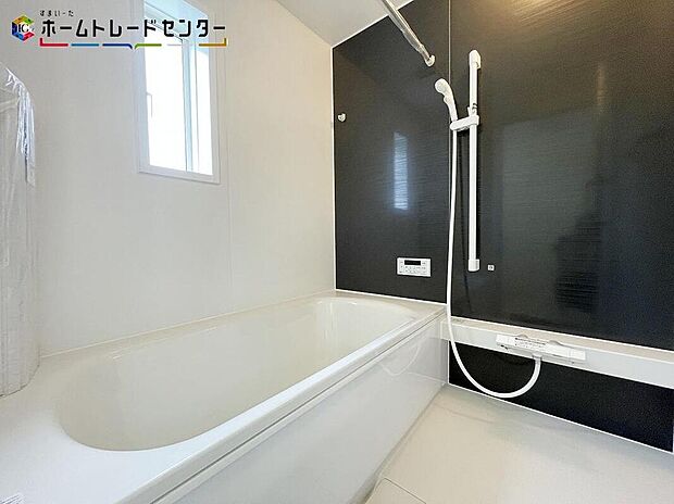 【浴室】浴室乾燥機付きのバスルームとなっております♪落ち着いた雰囲気のゆったり寛げるバスルーム。毎日のバスタイムが楽しみになりそうです。窓があることで、換気環境も良好。掃除もスムーズに出来ます。