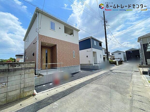 【前面道路含む現地写真】1号棟
嬉しい仕様がたくさん!
システムキッチン、浴室乾燥機、床下収納、防犯カメラ、TVモニター付きインターホン、人感センサー付玄関灯、全居室ペアガラス、駐車2台可(車種による)♪