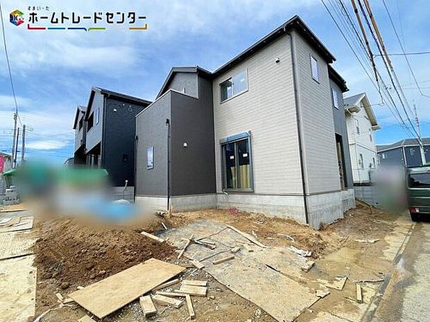【現地外観写真】4号棟
リビングも各部屋もバルコニーも、大きな窓から開放的な空間に陽の光がたっぷり降り注ぐ、見て明るく!家族も明るく!おうちに帰るのが楽しくなるようなお住まいです!