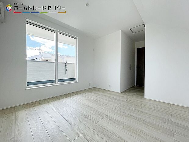 【リビング以外の居室】２号棟
全居室に収納を完備しております！いつでもお部屋をすっきりとお使い頂けそうです。自分好みのインテリアやレイアウトを考えるのも楽しみですね。すっきり整った空間が、日々の気分まで軽やかにしてくれます