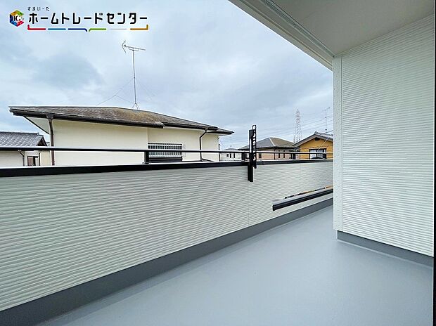 【バルコニー】全室南向きのプライベートルームは広々バルコニーでつながっています。家族全員分の洗濯物を干したり、夜には家族で星を眺めたり。家族のつながりを強めてくれるバルコニーです。