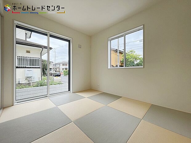 【 リビング以外の居室】あると落ち着く『和室』♪窓から入る暖かな日差しについウトウトしてしまいます!家事の休憩スペースやお子様のお昼寝スペースとしても活用してください♪もちろんお客様の宿泊用にも☆押し入れもあるので安心です♪