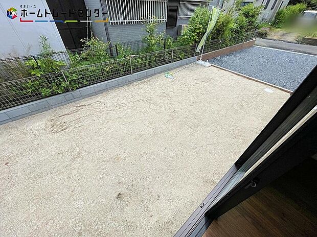 【庭】陽光たっぷり降りそそぐ南庭を備えた理想のお住まいです。お子様の遊び場や趣味のガーデニングなど、ライフスタイルに合わせていろいろとお楽しみ頂けそうです。