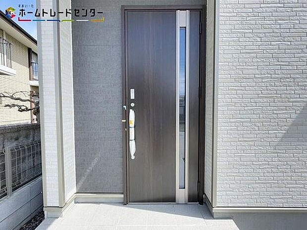 【玄関】A号棟
玄関ポーチには屋根がついているので雨でも玄関前で濡れずにお出かけ準備が出来ます。セキュリティを高められるTVモニター付きインターフォンが標準装備です!