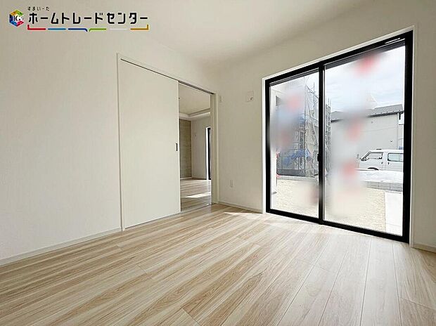 【リビング以外の居室】１号棟
リビングに隣接したお部屋は、来客時やご夫婦の寝室・お子様の遊び場・書斎、将来家族が増えたときのご両親やお子様お部屋と多目的にお使い頂けます！あってよかったの大変便利なお部屋になっております！