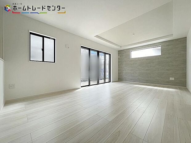 【リビング】2号棟
自然光がたっぷり室内に降り注ぎ、広々とした開放感あふれる居心地の良いリビングです。ゆったり寛げる充分な広さがございますので、ご家族でインテリアのレイアウトを考えるのも楽しみになりそうです。