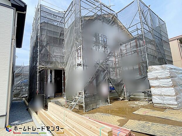 【玄関】１号棟
玄関ポーチには屋根がついているので雨でも玄関前で濡れずにお出かけ準備が出来ます。セキュリティを高められるTVモニター付きインターフォンが標準装備です！