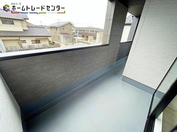 【バルコニー】心地よい春の陽射しや暖かな風を楽しむことが出来るバルコニー。晴れた日にはたっぷりの洗濯物や布団を干せます！屋根があるので急な雨にも慌てずに済みますね！