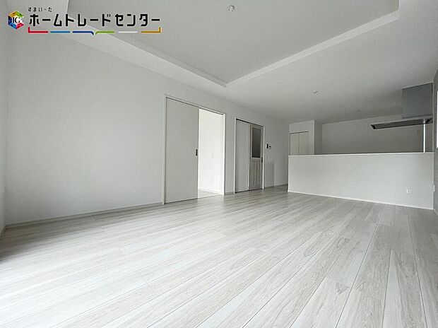 【リビング】大きな南窓から暖かな光がたっぷり差し込むリビング。ご家族の憩いの場ですね。明るい色味の床材はどんなスタイルにも合わせやすいデザインです♪明るいリビングで家族団らんの時間を楽しみましょう！！