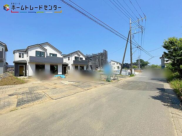 【前面道路含む現地写真】B号棟
駐車場２台可能な戸建ては、夫婦で車を所有しているご家庭や、来客時にも安心の広さ。趣味のバイクや自転車もゆったり置けて、ガレージライフが充実します。
