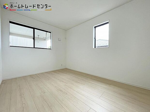 【リビング以外の居室】１号棟
爽やかな風を感じて起きる朝は、快適生活の始まり！朝日と共に、目覚ましなしでも自然と気持ちよく起床出来そうです！気持ちよく目覚めれば一日が充実します！日中もたっぷり日差しが降りそそぐ間取りです！