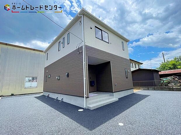 【現地外観写真】１号棟
一戸建ての大きなメリットは、「自分の土地」を自由に使えること。好きなペットが飼えるほか、ガーデニングやＤＩＹ、車の手入れなど様々な趣味を楽しめます♪広いお庭でのびのびと開放的に暮らしましょう！