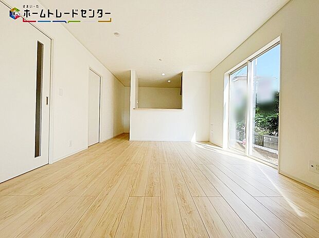 【リビング】リビングには大きな窓があり、陽光あふれる明るい空間です。日差しがぽかぽか暖かく、電気代の節約にもなります!休日はご家族でお喋りしながらゴロゴロゆっくりと過ごすのも良いのではないでしょうか!