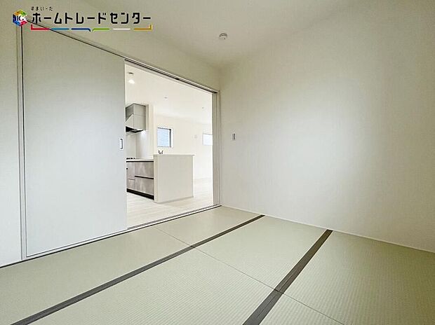 【リビング以外の居室】１号棟あると落ち着く『和室』付♪家事の休憩スペースやお子様のお昼寝スペースとしても活躍します♪もちろんお客様の宿泊用にも☆押し入れもあるので安心です♪