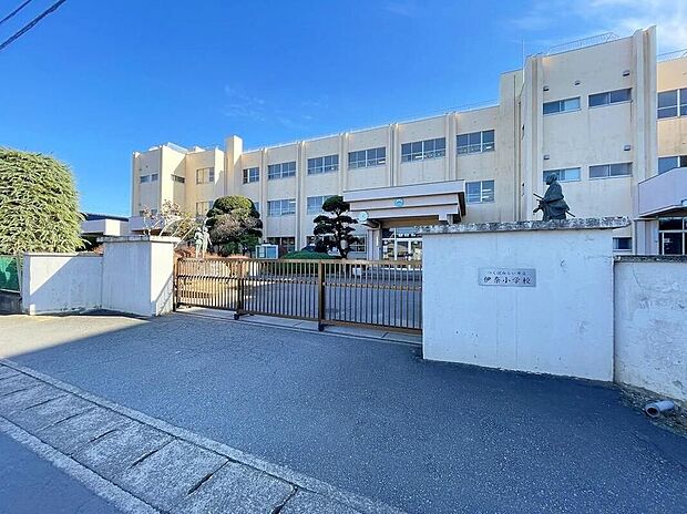 つくばみらい市立伊奈小学校(約650m)