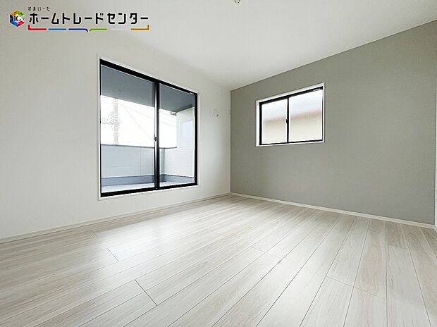 【リビング以外の居室】大きな窓から光が差し込む室内!日の光で照らされた明るいお部屋は、趣味の時間を過ごす時も、家族や友達と一緒に過ごす時も、いつでも居心地のいいリラックスできる空間をお届けします!