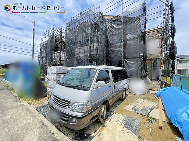 【現地外観写真】２号棟
リビングも各部屋もバルコニーも、大きな窓から開放的な空間に陽の光がたっぷり降り注ぐ、見て明るく！家族も明るく！おうちに帰るのが楽しくなるようなお住まいです！