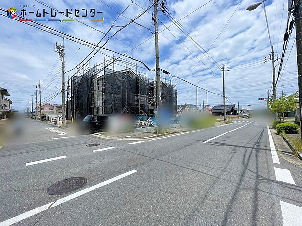【前面道路含む現地写真】２号棟
前面道路が11.9ｍ以上ある戸建ては、車の出し入れがスムーズで、駐車もラクラク。大型車でも安心して利用でき、来客時の対応も快適です！開放感があり暮らしにゆとりが生まれます