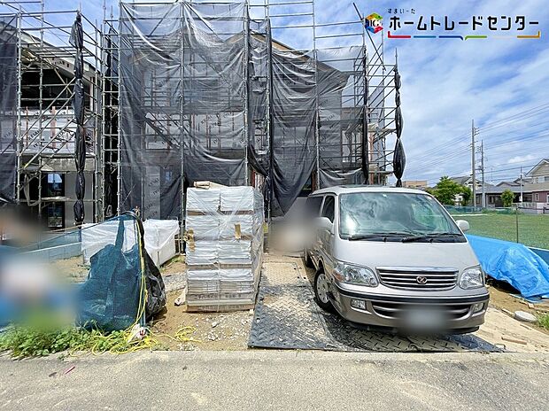 【駐車場】２号棟
敷地内にゆとりの駐車スペース完備！毎日の車の出し入れもスムーズで安心です！来客時の駐車にも困りません！快適なカーライフをこの家で！