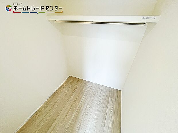 【収納】A号棟
衣類だけではなく、バッグや帽子、アクセサリーといったファッションアイテムをすべて一ヶ所で収納出来ます!衣類の収納を部屋に置く必要がないので、広々すっきりとした部屋になります。