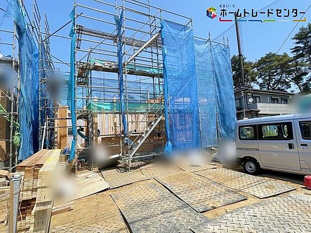 【 現地外観写真】B号棟＞
一戸建ての大きなメリットは、「自分の土地」を自由に使えること。好きなペットが飼えるほか、ガーデニングやＤＩＹ、車の手入れなど様々な趣味を楽しめます♪広いお庭でのびのびと開放的に暮らせます！