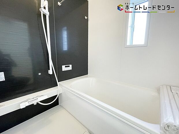 【浴室】3号棟
浴室乾燥機付きのバスルームとなっております♪落ち着いた雰囲気のゆったり寛げるバスルーム。毎日のバスタイムが楽しみになりそうです。窓があることで、換気環境も良好。掃除もスムーズに出来ます。