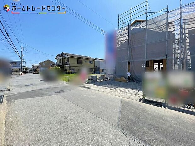 【前面道路含む現地写真】２号棟＞車2台を駐車できるゆとりあるカースペース（車種による）！同じものは２つとない「夢のマイホーム」との出会いが待っているかもしれません。平日・お仕事帰りなど、いつでもご案内致します！