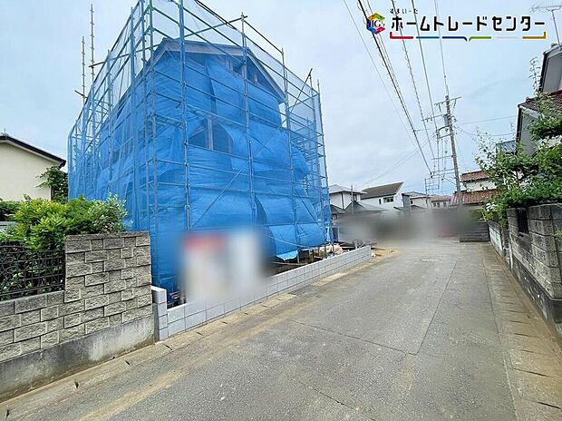 【前面道路含む現地写真】○嬉しい設備仕様
システムキッチン、浴室乾燥機、ウォークインクローゼット、床下収納、TVモニター付インターホン、24時間換気システム、食器洗い乾燥機、折り上げ天井、駐車場３台（車種による）！