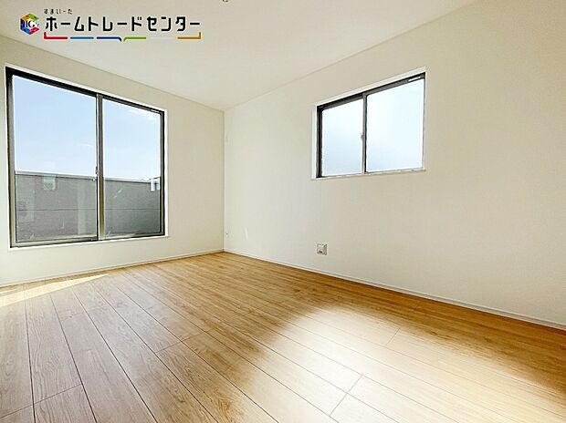【リビング以外の居室】A号棟
二面採光を取り入れたお部屋です!十分な日差しが隅々まで入り、とても明るく暖かです!勉強で煮詰まっていても、趣味に没頭していても、窓を開ければ穏やかで優しい風が入り、快適に過ごせることでしょう!