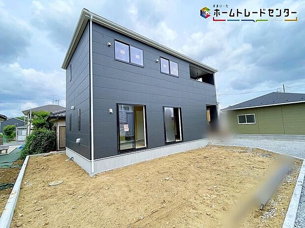 【現地外観写真】３号棟一戸建ての大きなメリットは、「自分の土地」を自由に使えること。好きなペットが飼えるほか、ガーデニングやＤＩＹ、車の手入れなど様々な趣味を楽しめます♪広いお庭でのびのびと開放的に暮らしましょう！