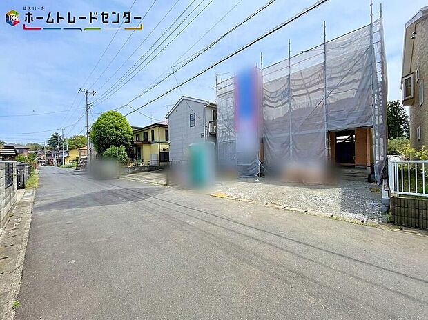 【前面道路含む現地写真】1号棟 嬉しい仕様がたくさん!システムキッチン、浴室乾燥機、防犯カメラ、TVモニター付きインターホン、人感センサー付玄関灯、全居室ペアガラス、駐車2台可(車種による)♪