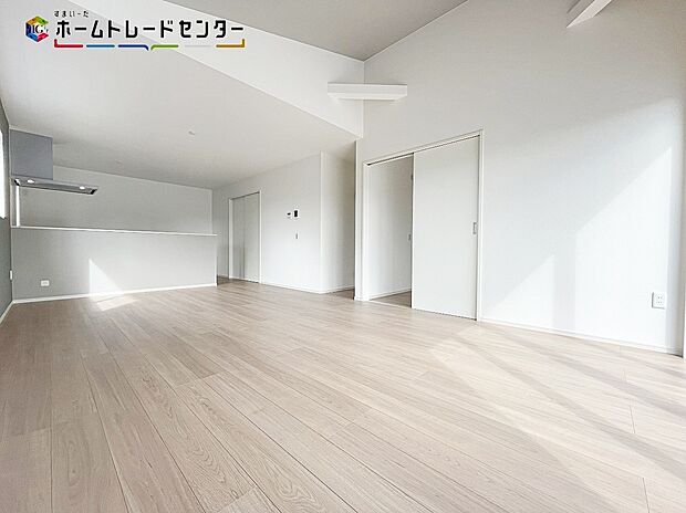 【リビング】大きな南窓から暖かな光がたっぷり差し込むリビング。ご家族の憩いの場ですね。明るい色味の床材はどんなスタイルにも合わせやすいデザインです♪明るいリビングで家族団らんの時間を楽しみましょう!!