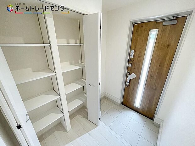 【玄関】家族が毎日出入りする場所!大切な来客を迎える場所!そんな玄関は、自然光を取り込める優しい雰囲気の空間となっております!玄関収納も設置してあり家族の靴も片付けられますので、いつでも綺麗をキープ出来ます!