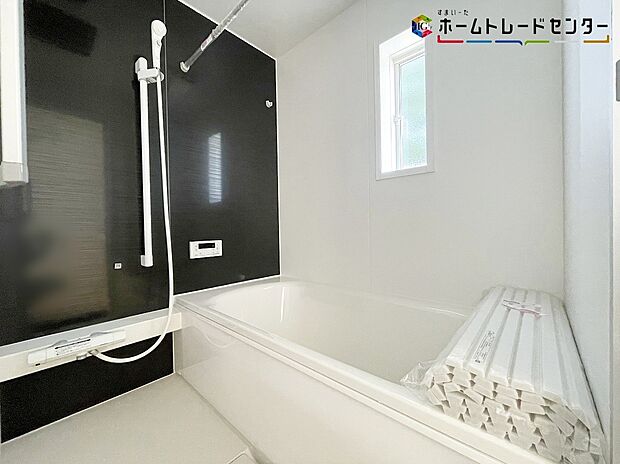 【浴室】1号棟
浴室乾燥機付きのバスルームとなっております♪落ち着いた雰囲気のゆったり寛げるバスルーム。毎日のバスタイムが楽しみになりそうです。窓があることで、換気環境も良好。掃除もスムーズに出来ます。