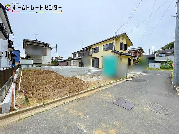 【前面道路含む現地写真】嬉しい仕様がたくさん!システムキッチン、浴室乾燥機、防犯カメラ、TVモニター付きインターホン、人感センサー付玄関灯、全居室ペアガラス、和室、オール電化、駐車2台可(車種による)♪