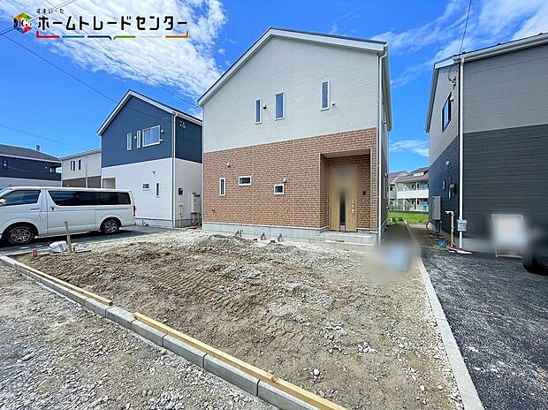【現地外観写真】2号棟>リビングも各部屋もバルコニーも、大きな窓から開放的な空間に陽の光がたっぷり降り注ぐ、見て明るく!家族も明るく!おうちに帰るのが楽しくなるようなお住まいです!
